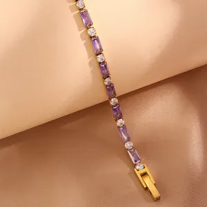 Détail du bracelet tennis doré avec pierres violettes et zircons blancs étincelants