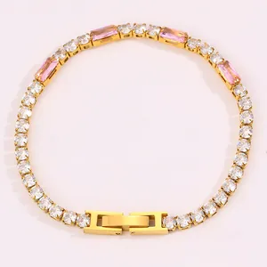 Détail du bracelet tennis doré serti de zircons ronds et de pierres roses rectangulaires