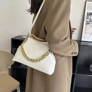 Witte crossbodytas met krokodillenprint, gouden ketting en vintage clipsluiting