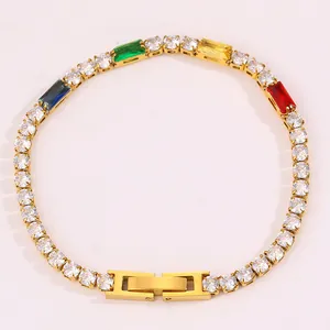 Détail d'un bracelet tennis plaqué or 18k avec gemmes colorées et fermoir pliable sûr