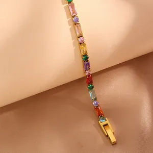 Gros plan détaillé d'un bracelet doré orné de pierres multicolores et fermoir pliant robuste