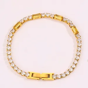 Détail du bracelet tennis plaqué or 18k avec zircons baguettes jaunes et zircons clairs