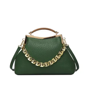Donkergroene crossbodytas met steentextuur, gouden ketting en metalen handvat