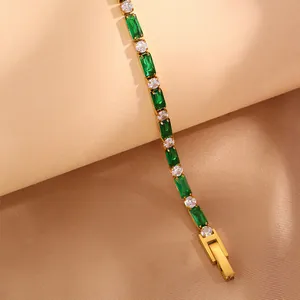 Détail du bracelet doré serti de pierres vertes rectangulaires et zircons brillants
