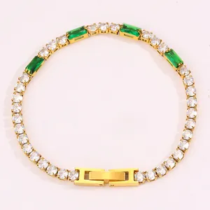 Détail d'un bracelet tennis plaqué or 18 carats avec zircons et pierres d'émeraude