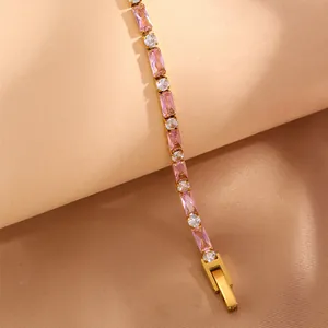 Détail macro du bracelet en or serti de zircons roses et transparents élégants