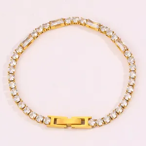Détail du bracelet tennis plaqué or 18k avec zircons ronds et rectangulaires alternés