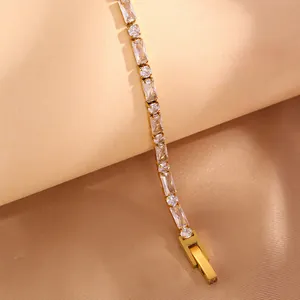 Détail du bracelet doré avec zircons rectangulaires et ronds sertis à griffes