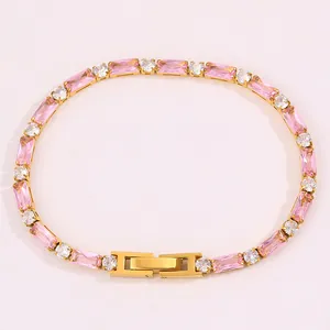 Gros plan sur un bracelet tennis doré avec zircons roses et blancs alternés