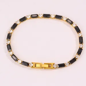 Détail du bracelet doré avec pierres rectangulaires noires et zircons brillants