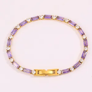Détail d'un bracelet de tennis doré avec zircons violets et diamants clairs ronds