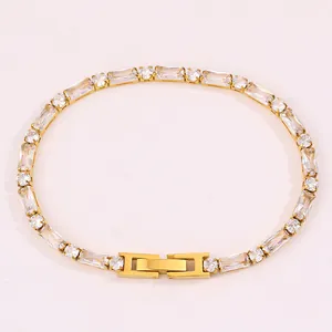 Détail macro du bracelet en or avec pierres en zircone et fermoir pliant sécurisé