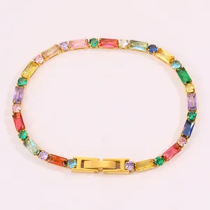 Détail de pierres de zircon colorées et fermoir pliable doré sur bracelet à maillons