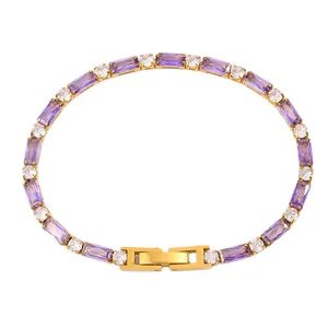 Élégant bracelet tennis doré avec zircons violets et blancs et fermoir à boucle en H