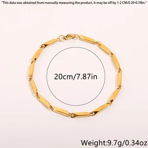 Détail de la chaîne en acier titane plaqué or 18 carats avec fermoir mousqueton et dimensions