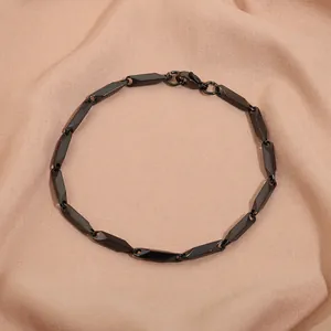 Vue détaillée du bracelet à maillons en acier inoxydable noir avec facettes polies et fermoir