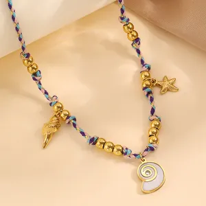Détail du collier en corde tressée colorée avec pendentifs dorés en étoile de mer et coquillage