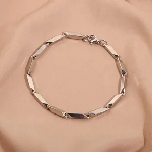 Détail macro du bracelet à maillons géométriques en acier argenté avec fermoir