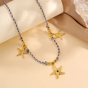 Détail du collier en corde tressée colorée avec pendentifs étoiles de mer dorées