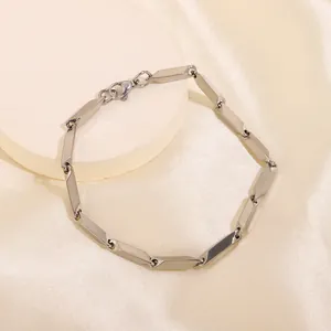 Vue détaillée d'un bracelet minimaliste en acier titane avec maillons géométriques