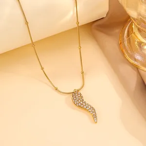 Collar colgante de chile dorado pulido con cristales pavé en una cadena de serpiente