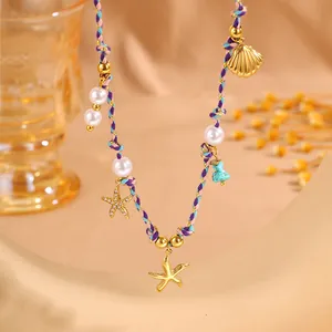 Collier de plage tressé avec étoiles de mer, baleines et perles de turquoise d'été