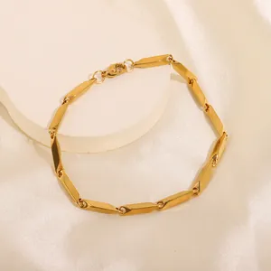 Détail d'un bracelet en acier inoxydable plaqué or 18k avec fermoir mousqueton