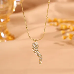 Elegante collar de acero de titanio dorado con colgante de chile y cristales blancos