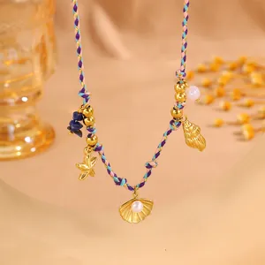 Détail du collier de plage tressé avec étoile de mer, coquillage et pierres colorées