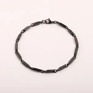 Vue détaillée du bracelet en acier titane noir avec fermoir mousqueton et maillons robustes