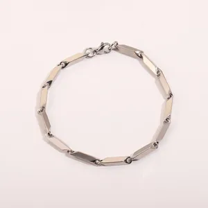 Vue détaillée du bracelet en acier inoxydable argenté poli avec fermoir mousqueton