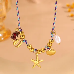 Détail des breloques étoile de mer et baleine sur un collier tressé coloré de plage