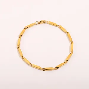 Détail du bracelet en acier titane plaqué or 18k avec un fermoir mousqueton sûr