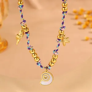 Gros plan d'un collier marin avec cordon tressé, étoile de mer et pendentifs