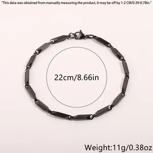 Détail d'un bracelet gourmette en acier de 22 cm avec fermoir mousqueton et poids indiqué