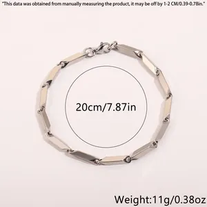 Détail du bracelet en acier inoxydable de 20cm avec étiquettes de poids et de taille