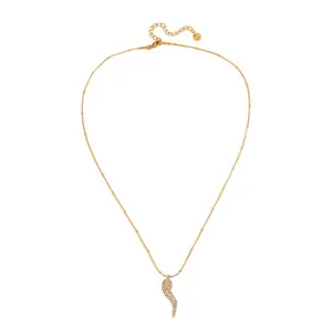 Collar de acero de titanio dorado con colgante de chile y cristales pavimentados