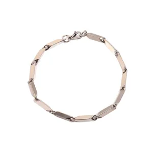 Bracelet minimaliste en acier titane avec maillons rectangulaires et fermoir mousqueton