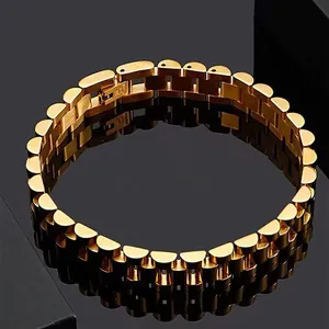 Vue macro du bracelet en acier inoxydable doré avec maillons de montre et fermoir pliante