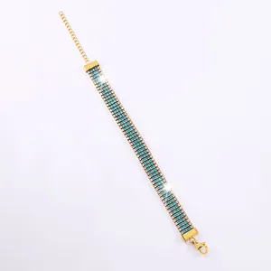 Dettaglio del bracciale a tre file di zirconi blu placcato in oro con chiusura