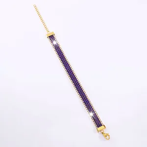 Dettaglio del bracciale placcato oro con file di zirconi blu e bianchi incastonati a pavé