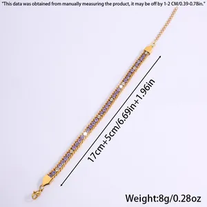 Gros plan d'un bracelet en titane doré avec zircone violette et détail du fermoir mousqueton