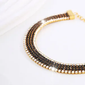 Dettaglio del bracciale a cinque file di strass con zirconi bianchi e neri e oro