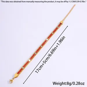 Détail du bracelet tennis en zircon rouge et blanc avec fermoir doré et chaîne d'extension