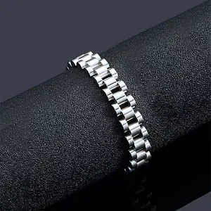 Vue macro d'un bracelet en acier inoxydable argenté style Président sur support noir