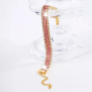 Dettaglio del bracciale in acciaio dorato con cinque file di zirconi rosa e bianchi