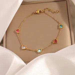 Elegante bracciale in acciaio inossidabile dorato con cinque zirconi colorati a cuore