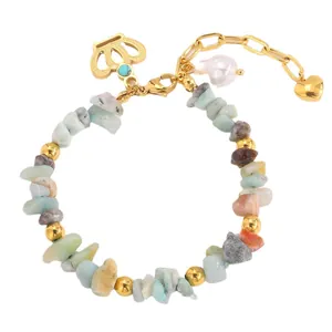 Böhmisches Naturstein-Perlenarmband mit goldenem Kronenanhänger und weißer Perle