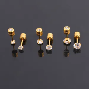 Detail von drei Paaren vergoldeter Titanstahl-Ohrstecker mit 4-Krallen-Zirkonia