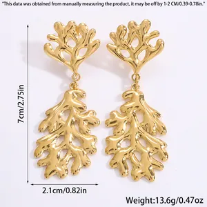 Détails boucles d'oreilles corail doré avec dimensions 7cm x 2,1cm et poids 13,6g